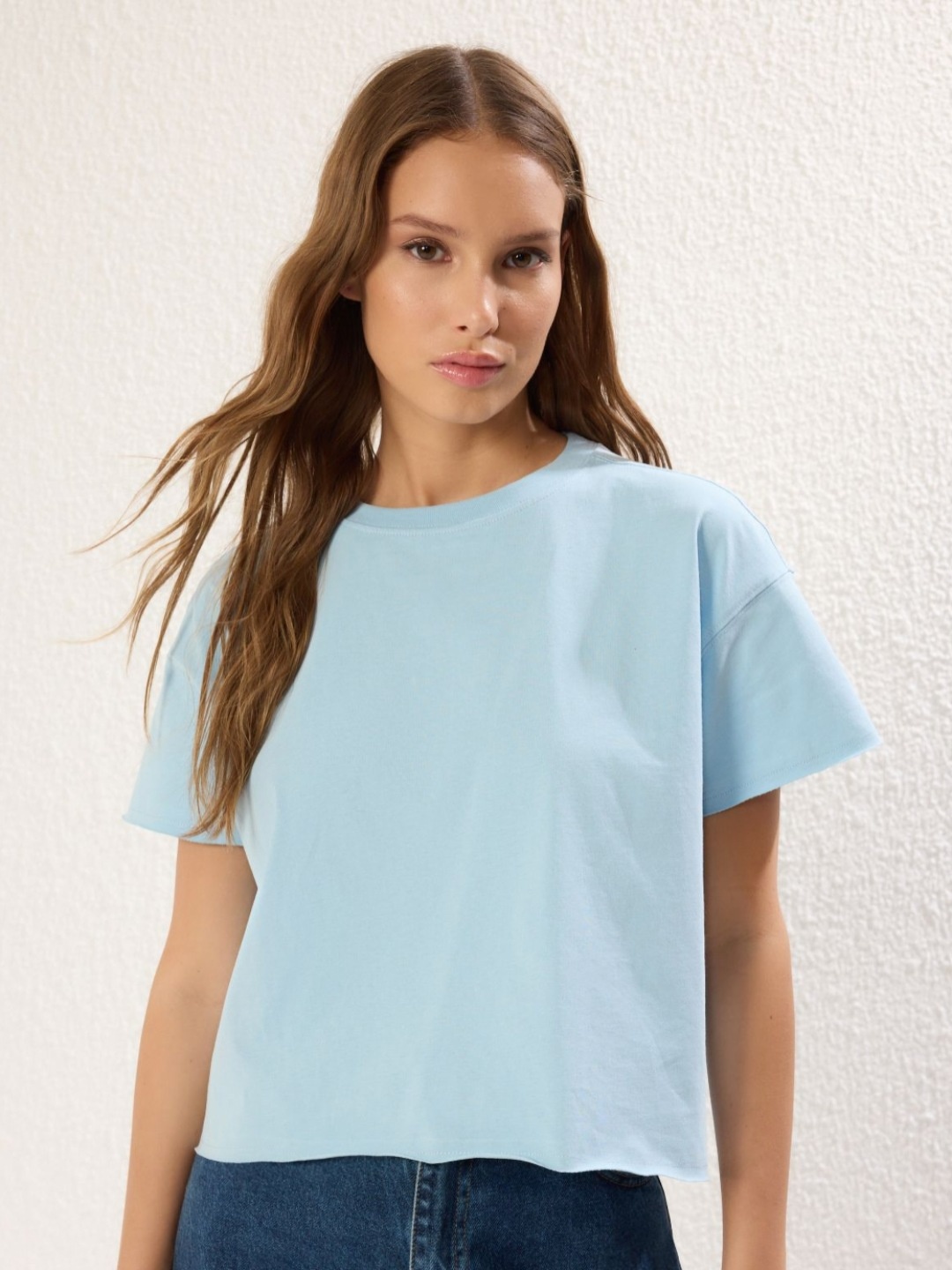 

Trendyol Women V-Neck Drop-Shoulder Sleeves Applique T-shirt, Na