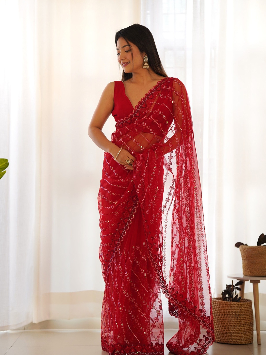 

DIVASTRI Embellished Embroidered Net Saree, Red