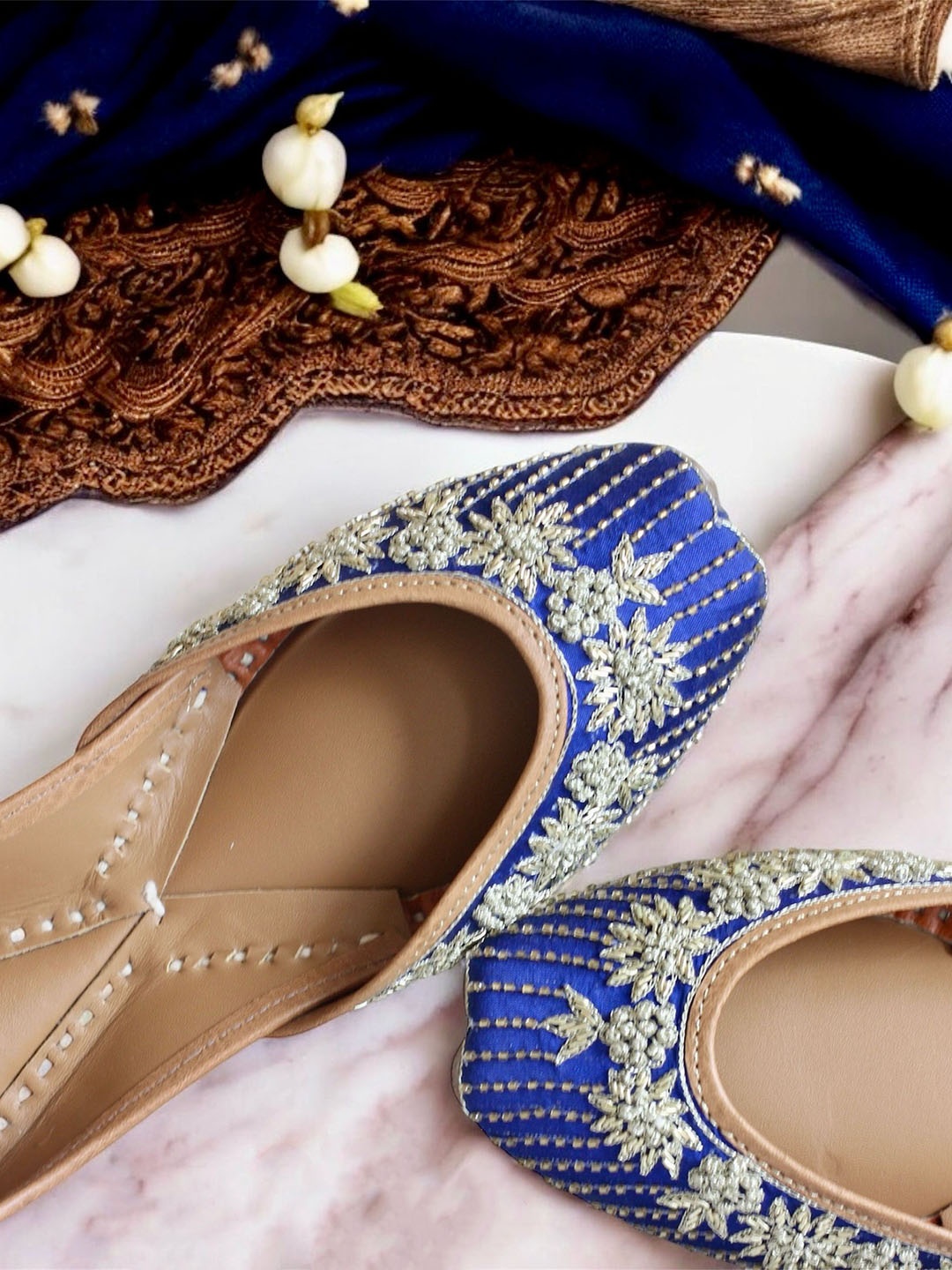 

Amaryllis for her Women Printed Mojaris Flats, Blue