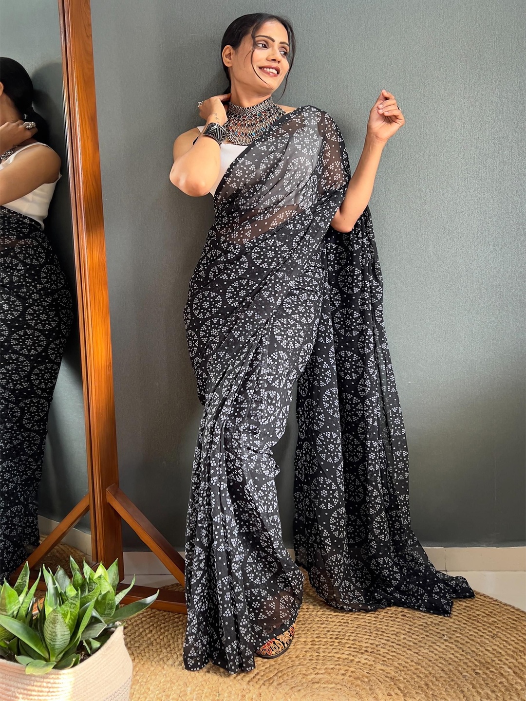 

Moda Rapido Bandhani Pure Georgette Bandhani Saree, Black