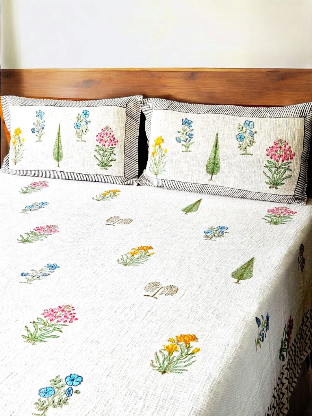 

Feels Like Home 3Pcs Pink & White Floral Printed Pure Cotton & Jute Bed Covers