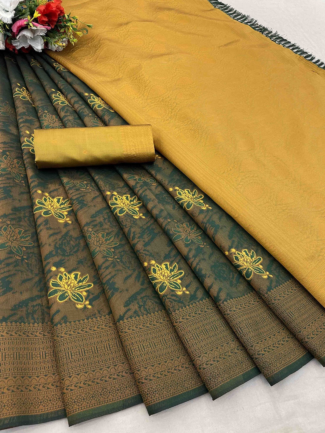 

DIVASTRI Woven Design Silk Blend Banarasi Saree, Green