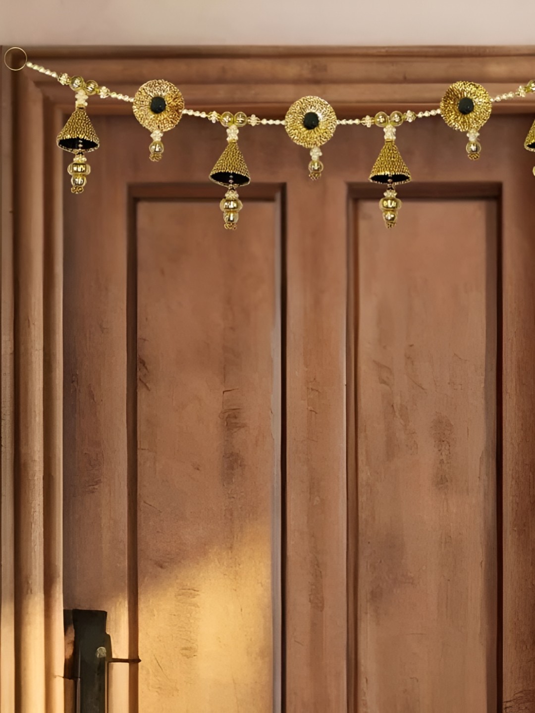 

THE HOME CO. Gota & Mirror Detailed Bell Toran, Gold
