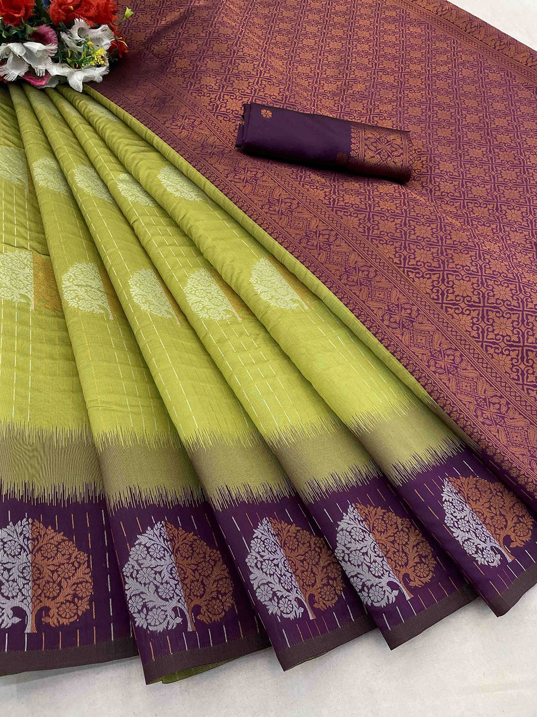 

DIVASTRI Woven Design Silk Blend Banarasi Saree, Green