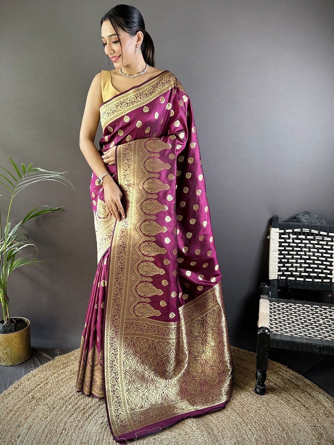 

DIVASTRI Woven Design Zari Silk Blend Banarasi Saree, Purple