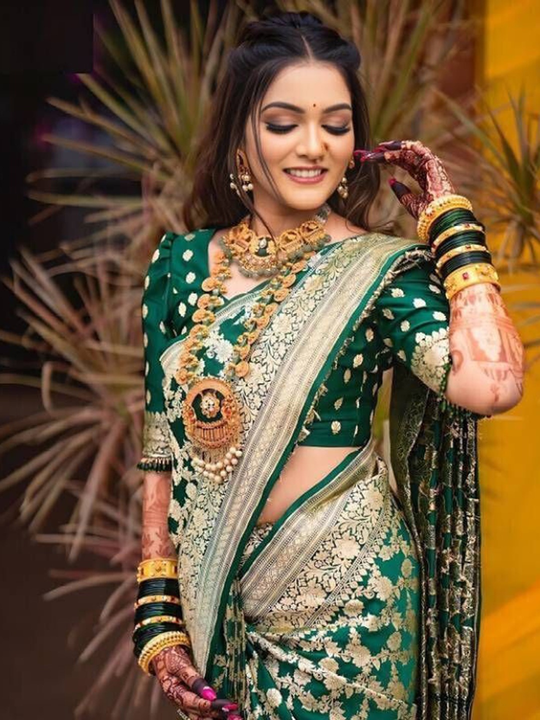 

MUSKAN CREATION Woven Design Zari Kanjeevaram Saree, Green