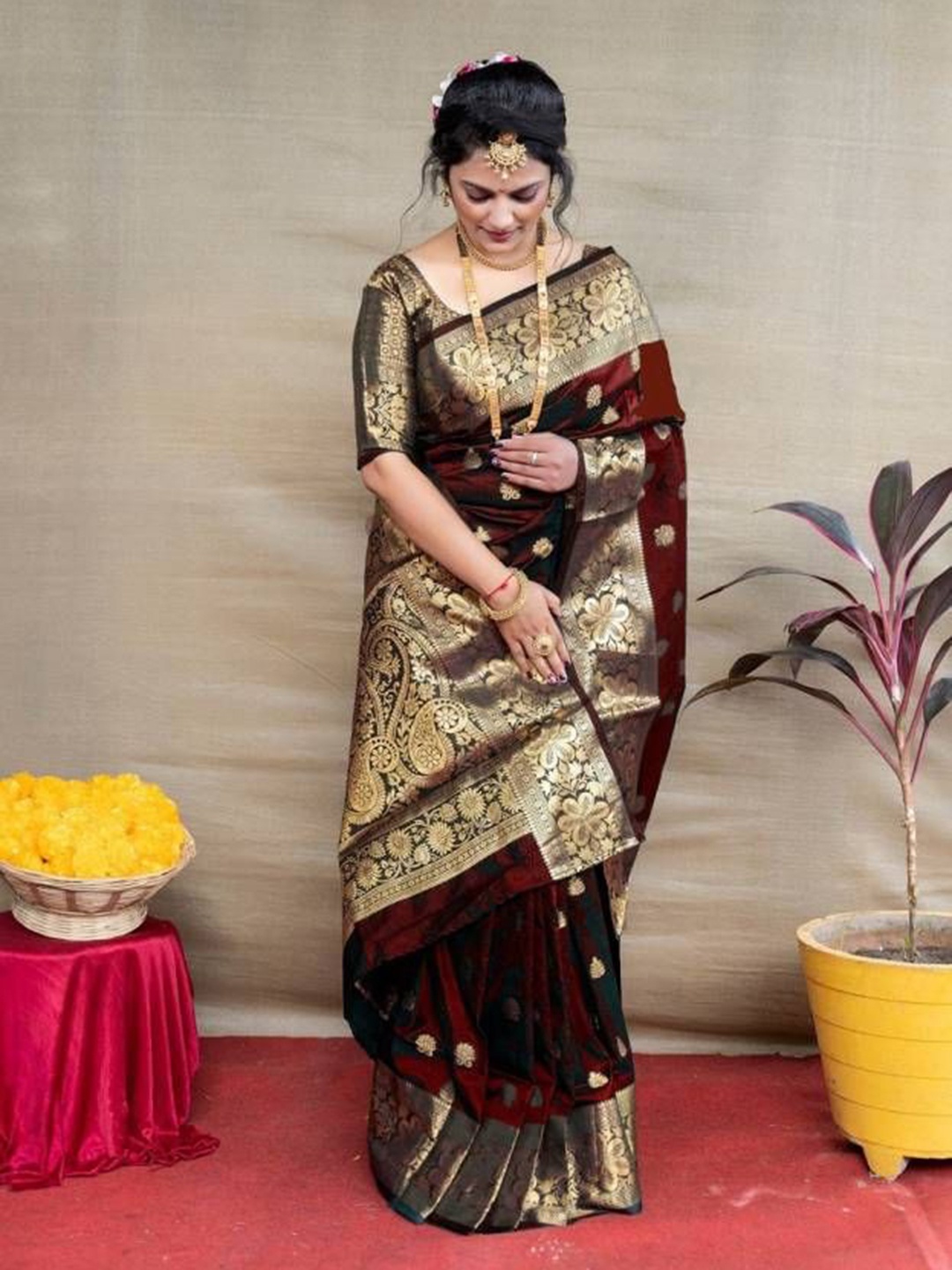 

MUSKAN CREATION Woven Design Zari Banarasi Saree, Maroon