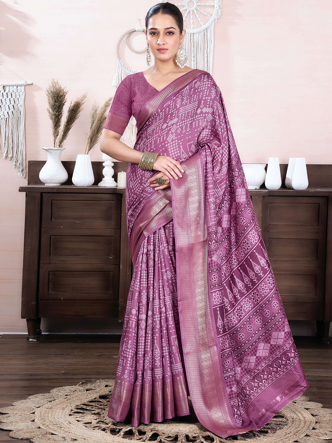 

DIVASTRI Floral Zari Silk Blend Saree, Purple