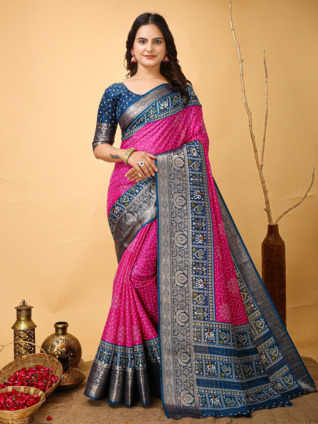 

Rangtulika Ethnics Floral Zari Saree, Pink