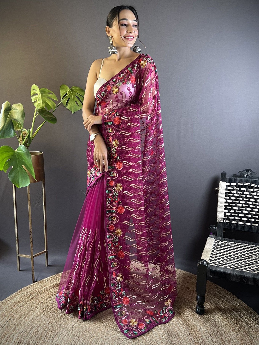 

DIVASTRI Embellished Embroidered Net Saree, Purple