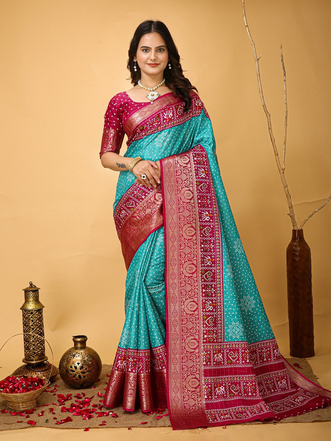 

Rangtulika Ethnics Floral Zari Saree, Teal