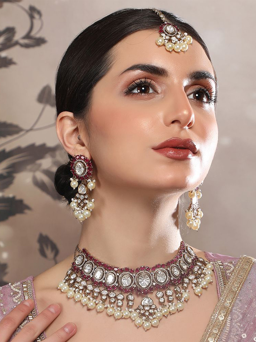

AURAA TRENDS Gold-Plated Kundan Studded & Beaded Jewellery Set