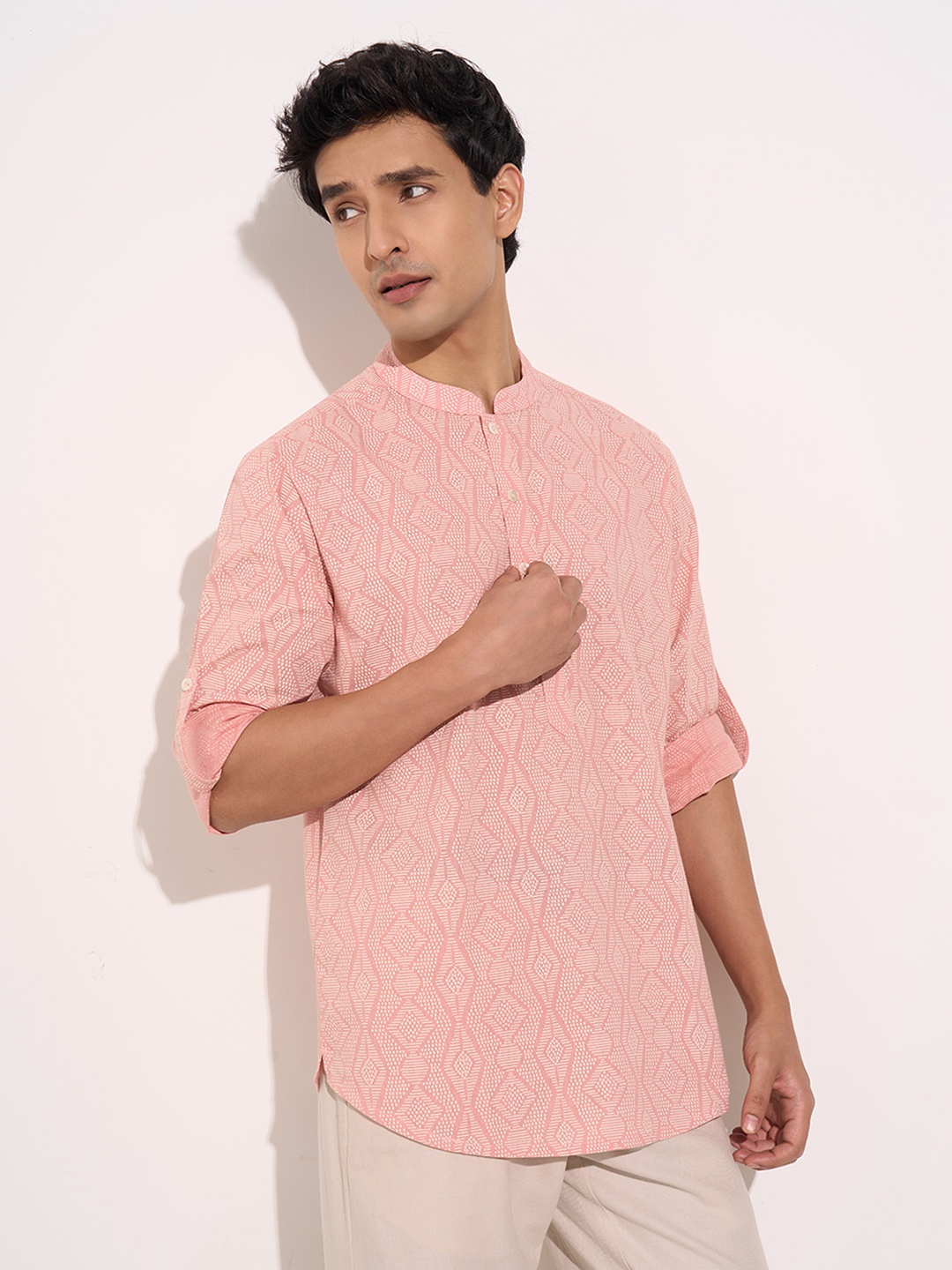 

indus route by Pantaloons Men Geometric Printed Sequinned Kurta, Off white