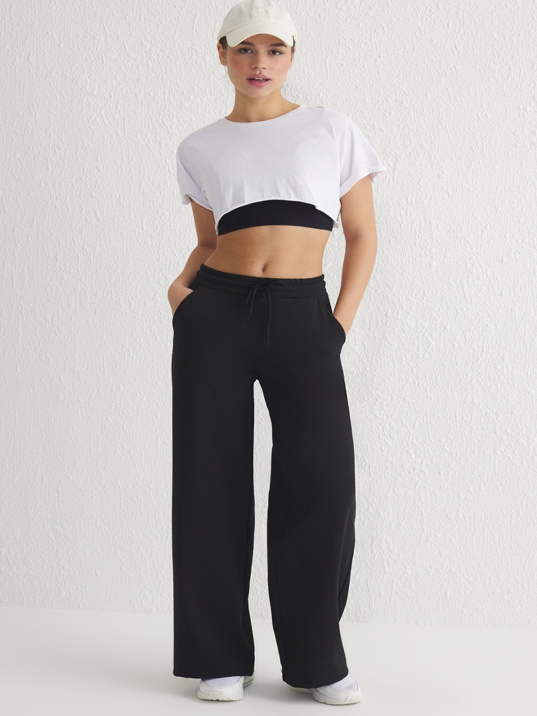 

Trendyol Women Mid Rise Track Pants, Black