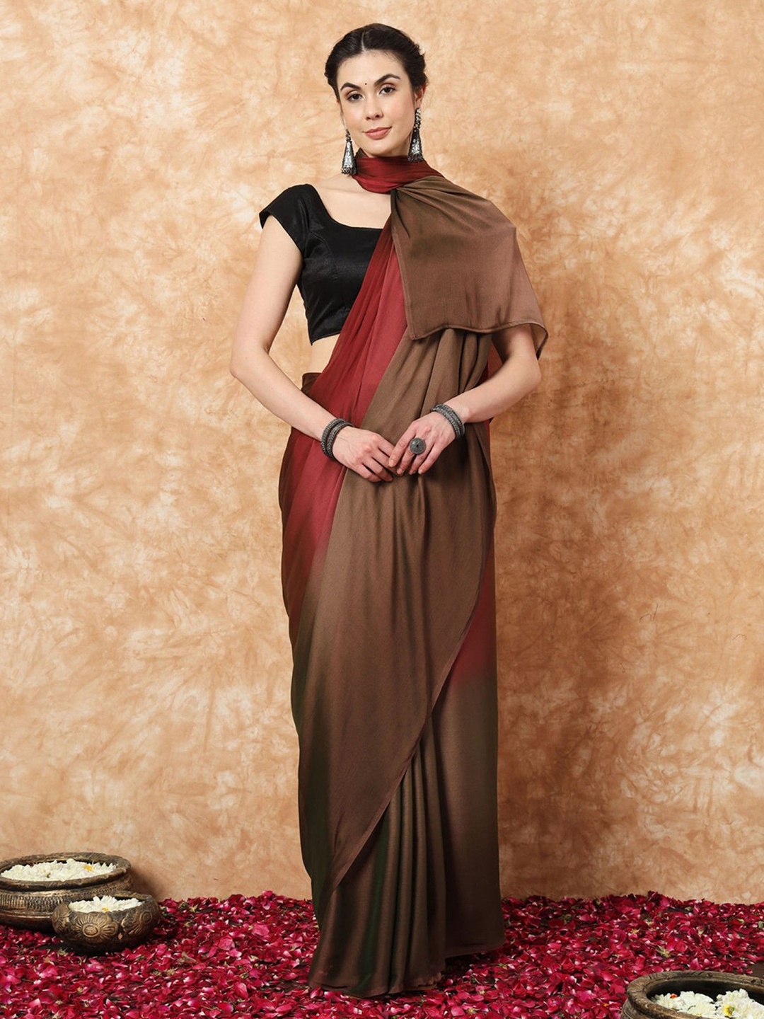 

Rangtulika Ethnics Ombre Poly Georgette Ready to Wear Saree, Red