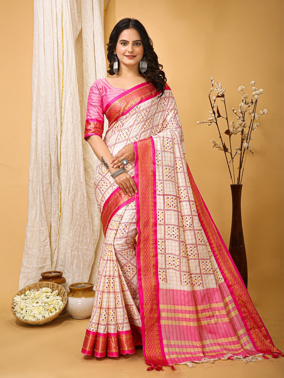 

Rangtulika Ethnics Bandhani Zari Saree, Pink