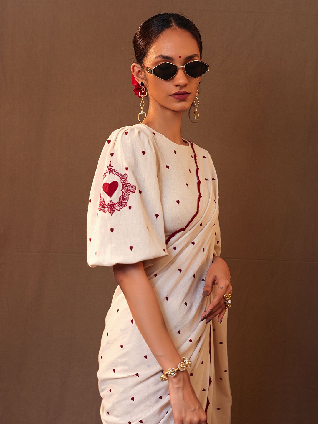 

MATI Embellished Embroidered Pure Cotton Saree, Off white
