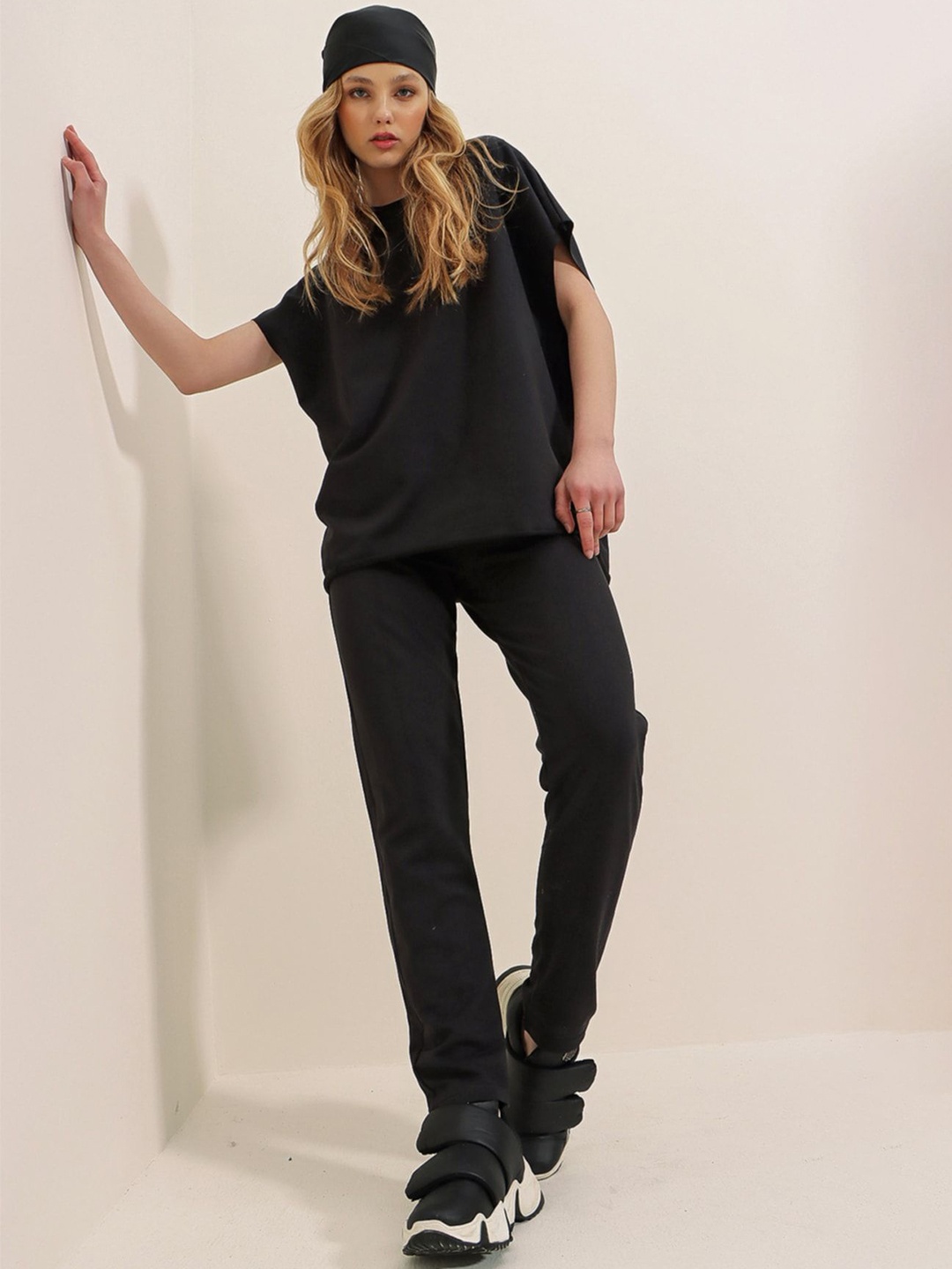 

Trend Alacati stili Round Neck Top With Trousers Co-Ords, Black