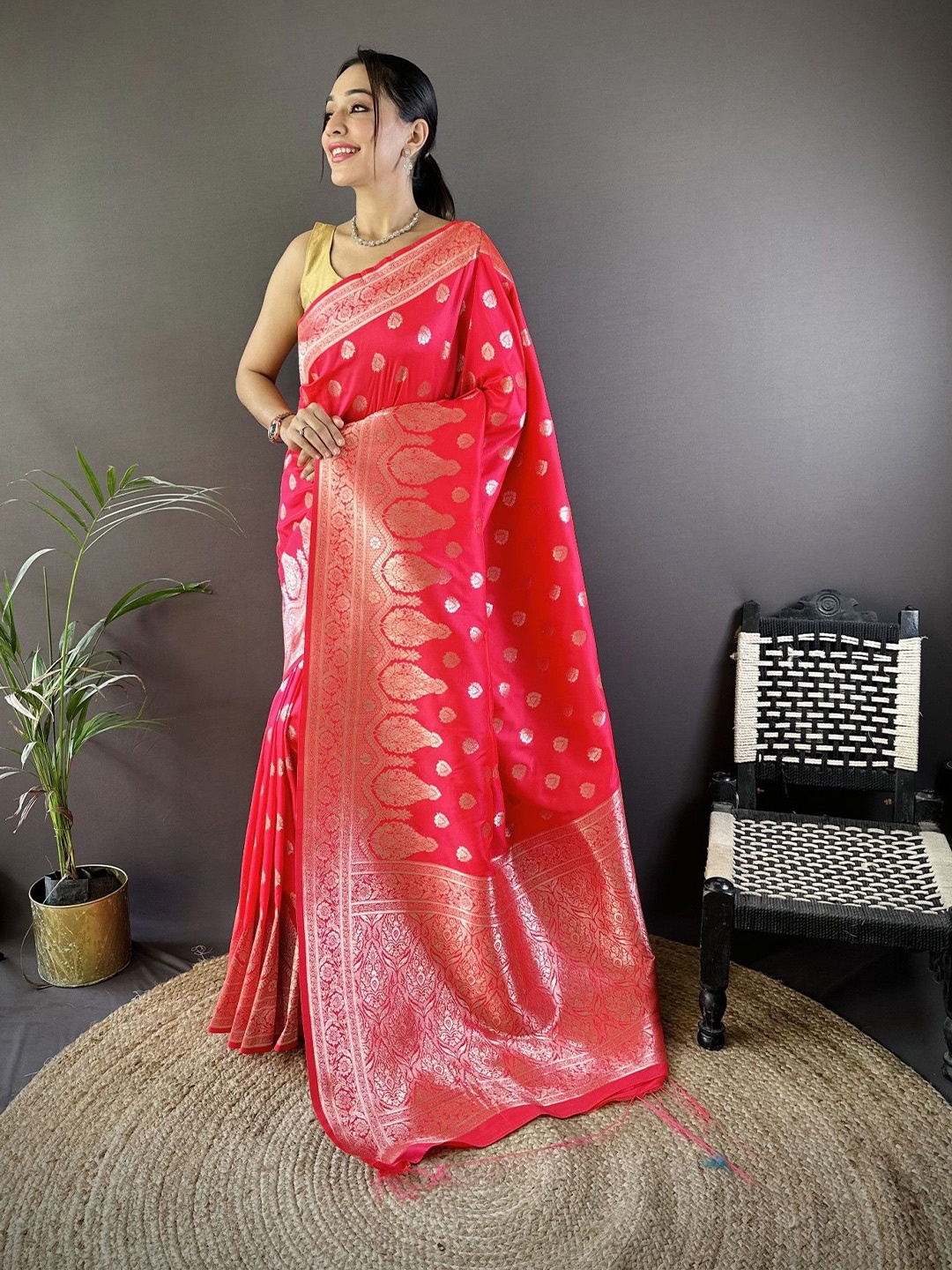 

DIVASTRI Woven Design Zari Silk Blend Banarasi Saree, Pink