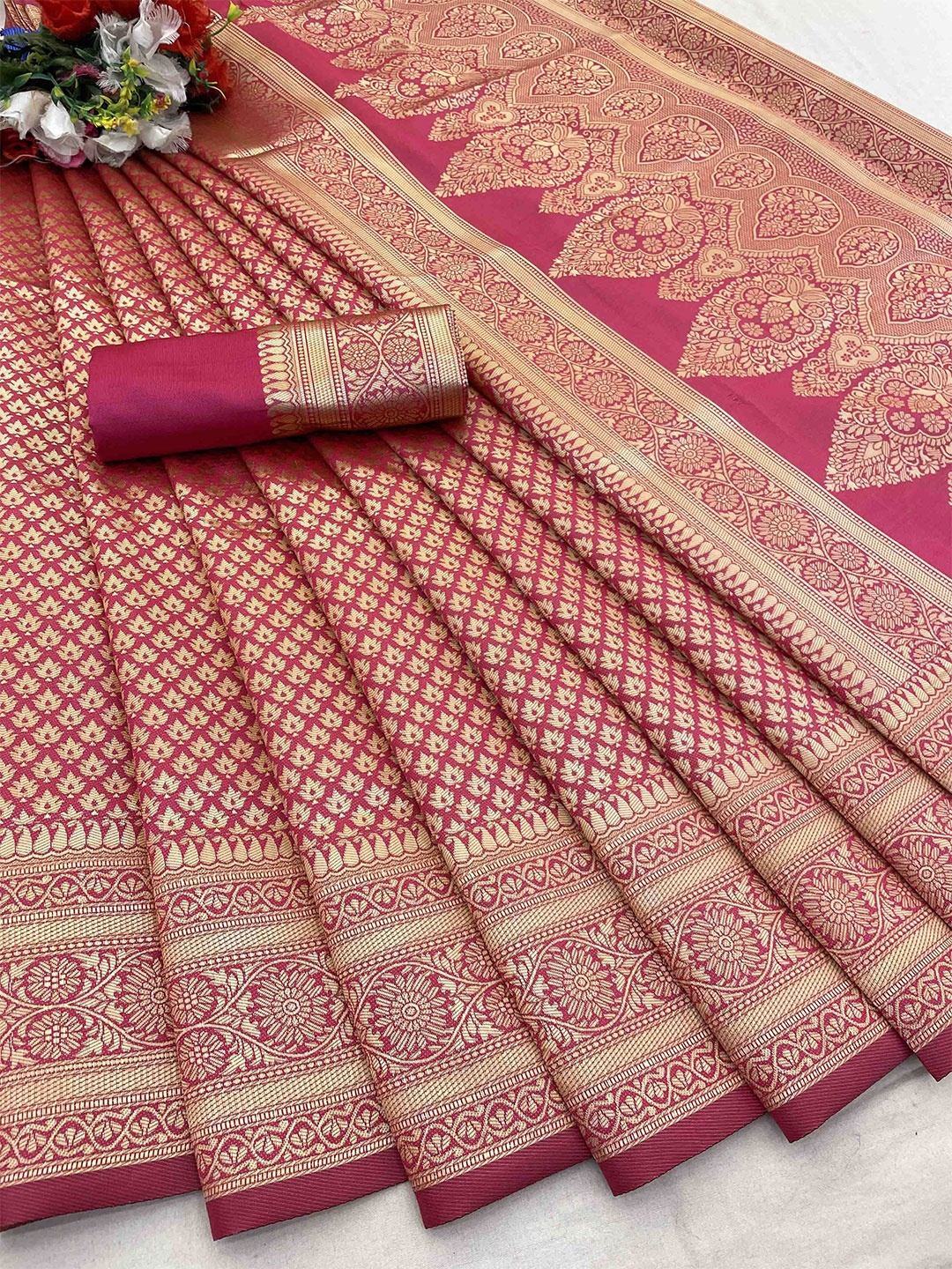 

DIVASTRI Woven Design Zari Silk Blend Banarasi Saree, Magenta