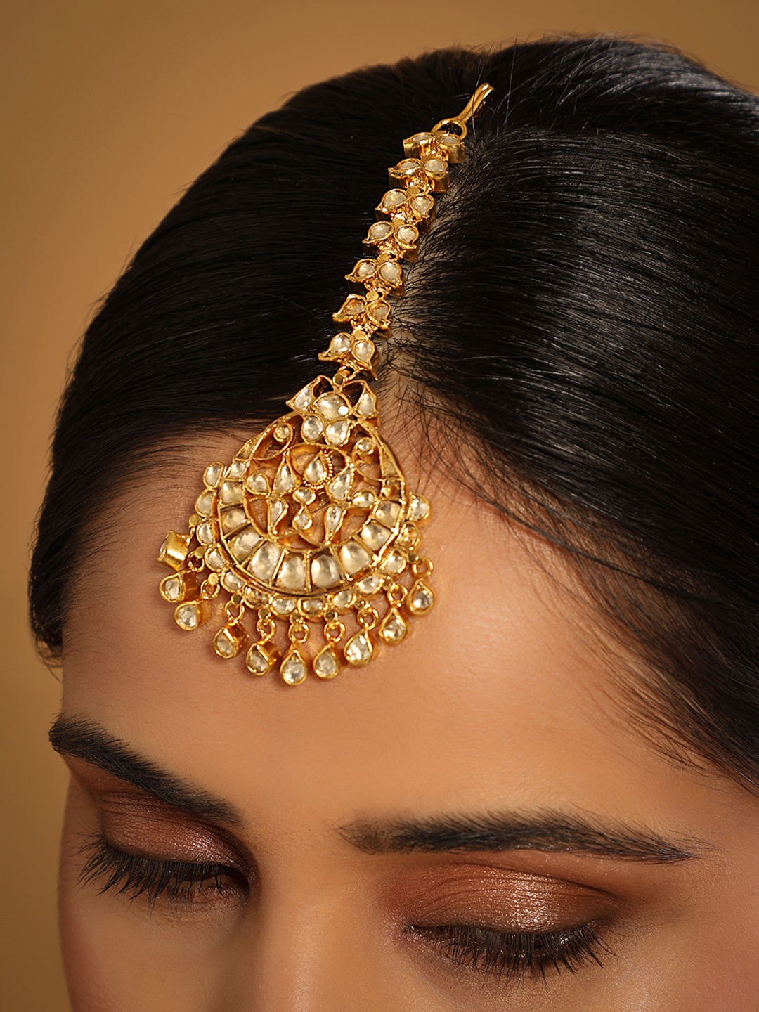 

Yinara Gold-Plated Kundan Studded Maang Tikka Head Jewellery