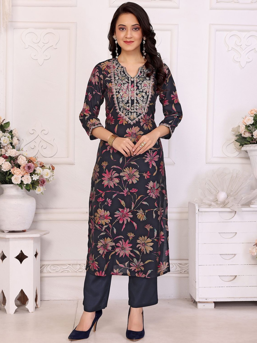 

Rangita Women Floral Embroidered Regular Thread Work Kurta with Trousers, Navy blue