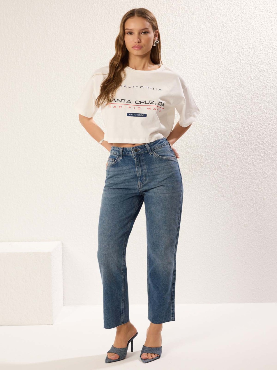 

Trendyol Women Slash Knee Light Fade Jeans, Na