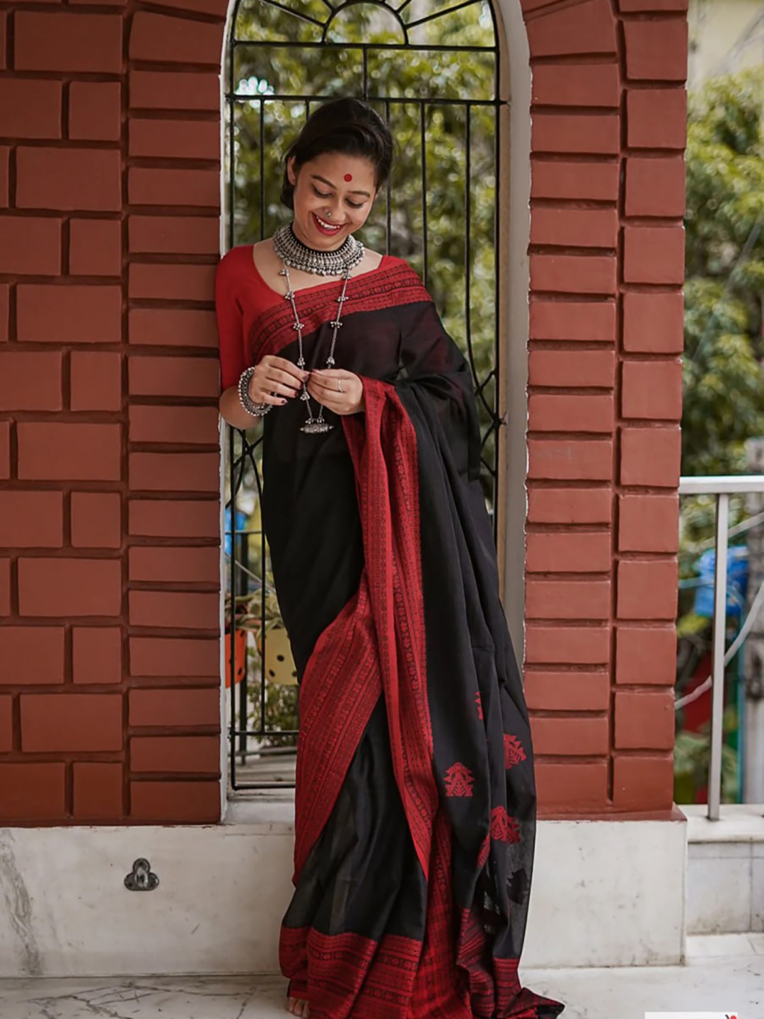 

bigben textile Zari Silk Blend Banarasi Saree, Black