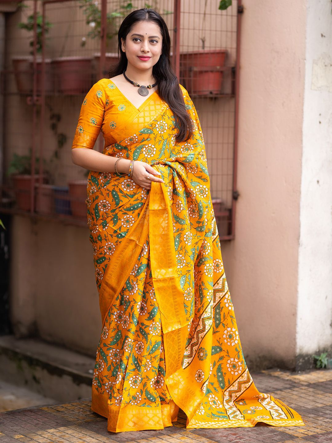 

LeeliPeeri Designer Kalamkari Zari Silk Blend Saree, Yellow