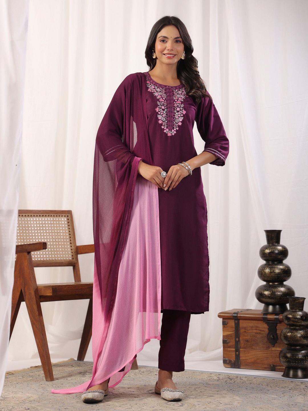 

AURIELLA Women Ethnic Motifs Yoke Design Regular Thread Work Kurta with Trousers & With Dupatta, Purple