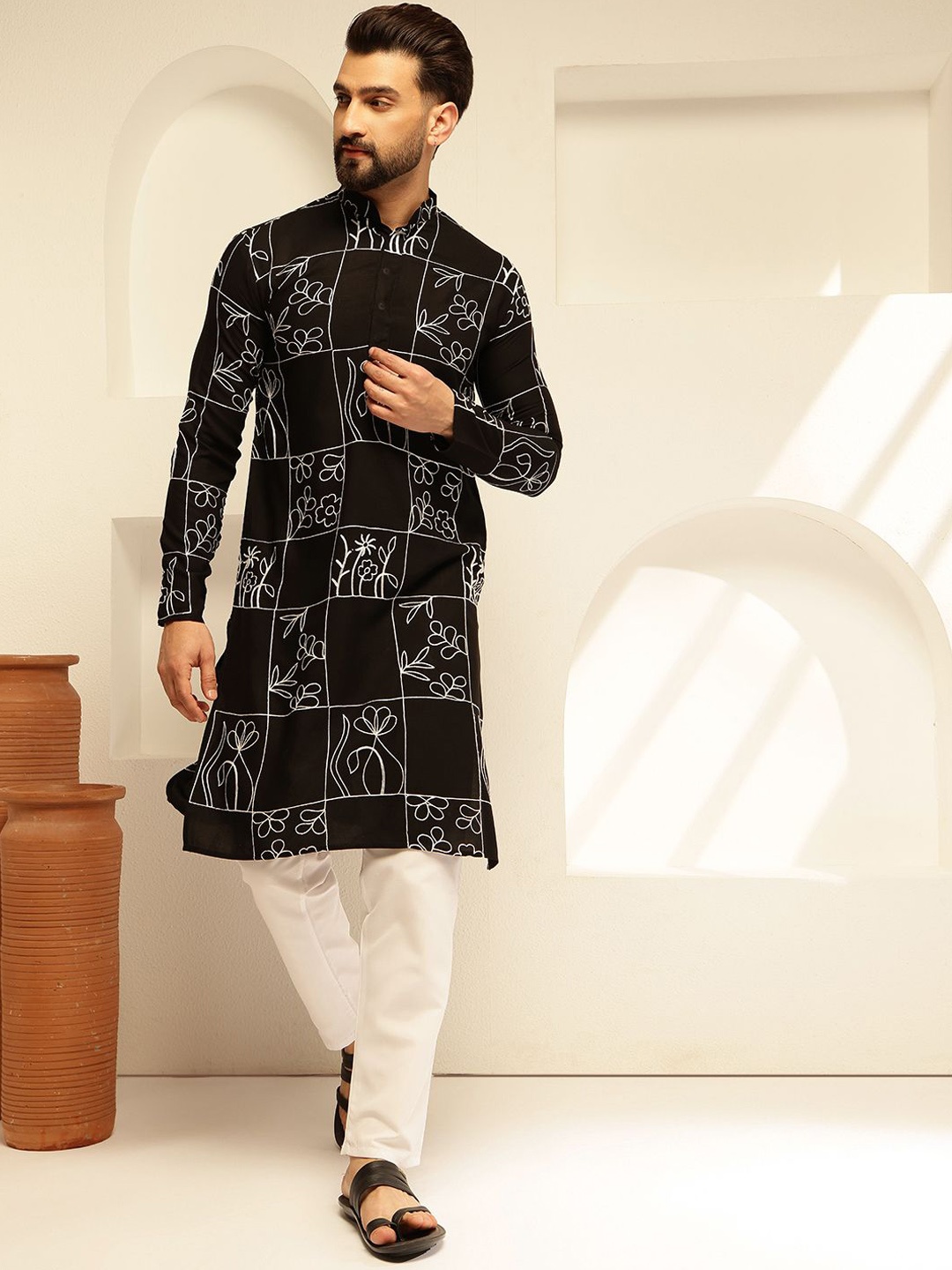 

SOJANYA Men Floral Embroidered Regular Thread Work Kurta with Pyjamas, Black