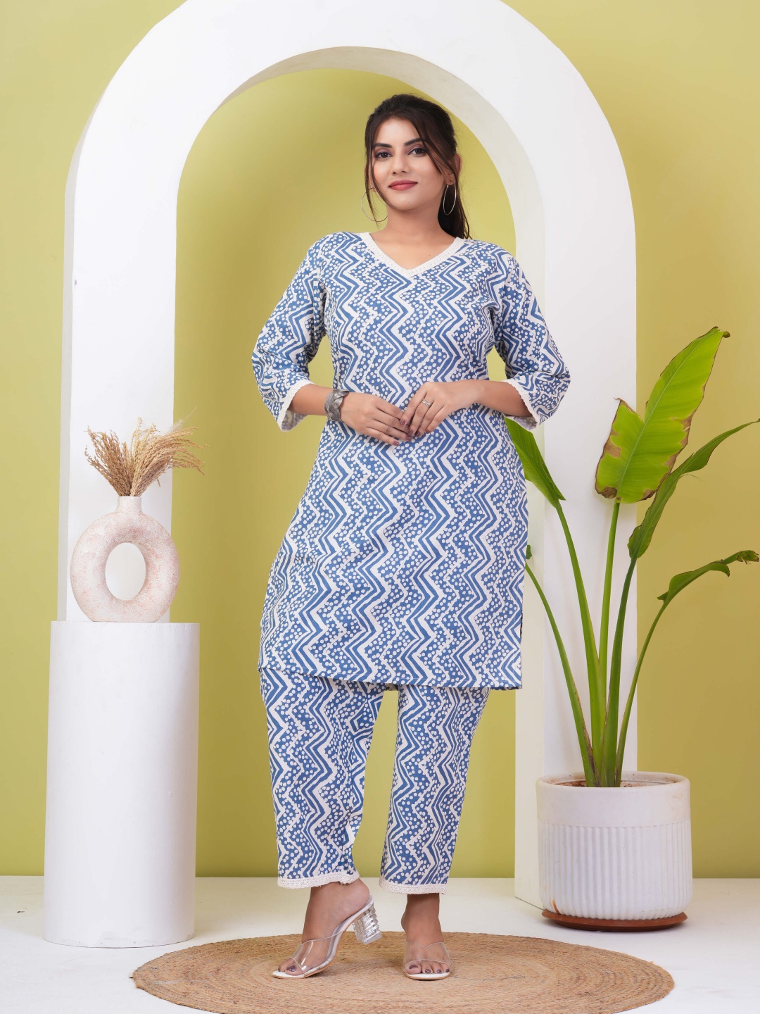 

GATIM Zigzag Printed Khadi Cotton V-Neck Knee-Length Kurta & Trousers, Blue