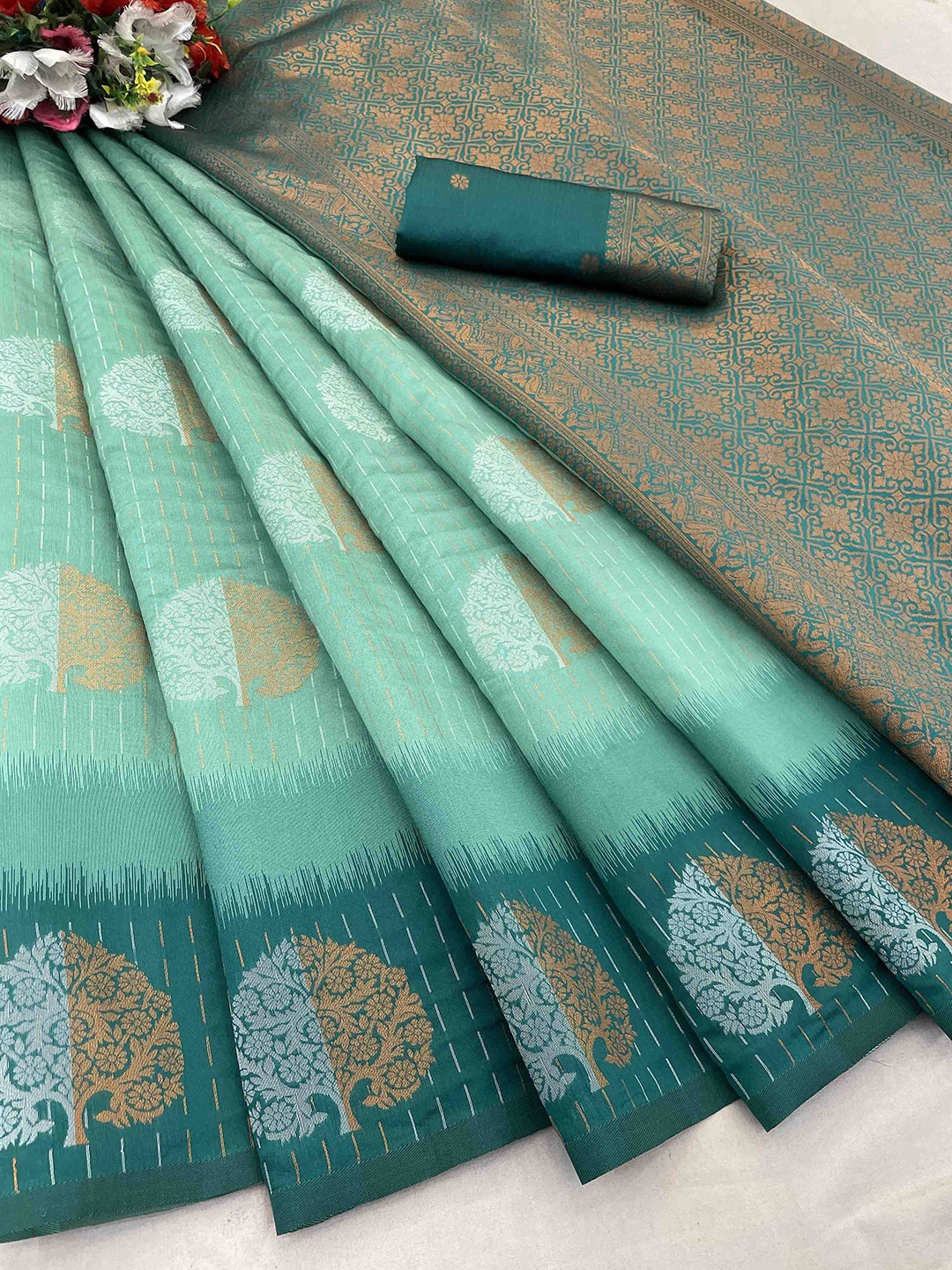 

DIVASTRI Woven Design Zari Silk Blend Banarasi Saree, Green