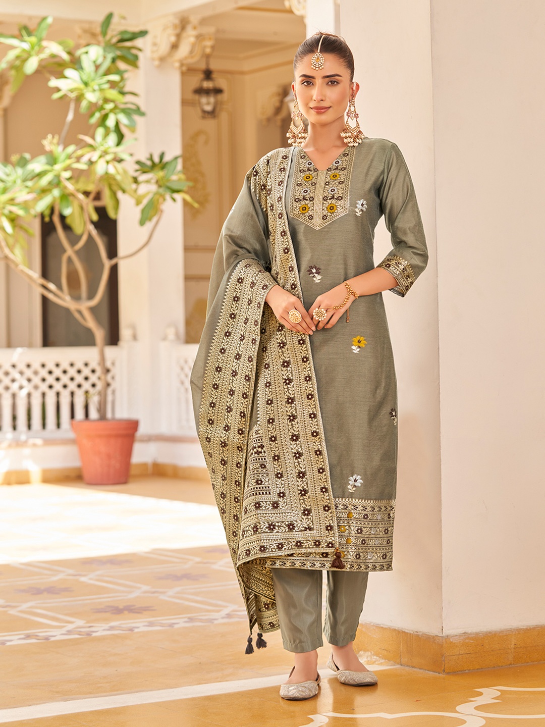 

Saanjh Women Regular Kurta with Trousers & With Dupatta, Grey