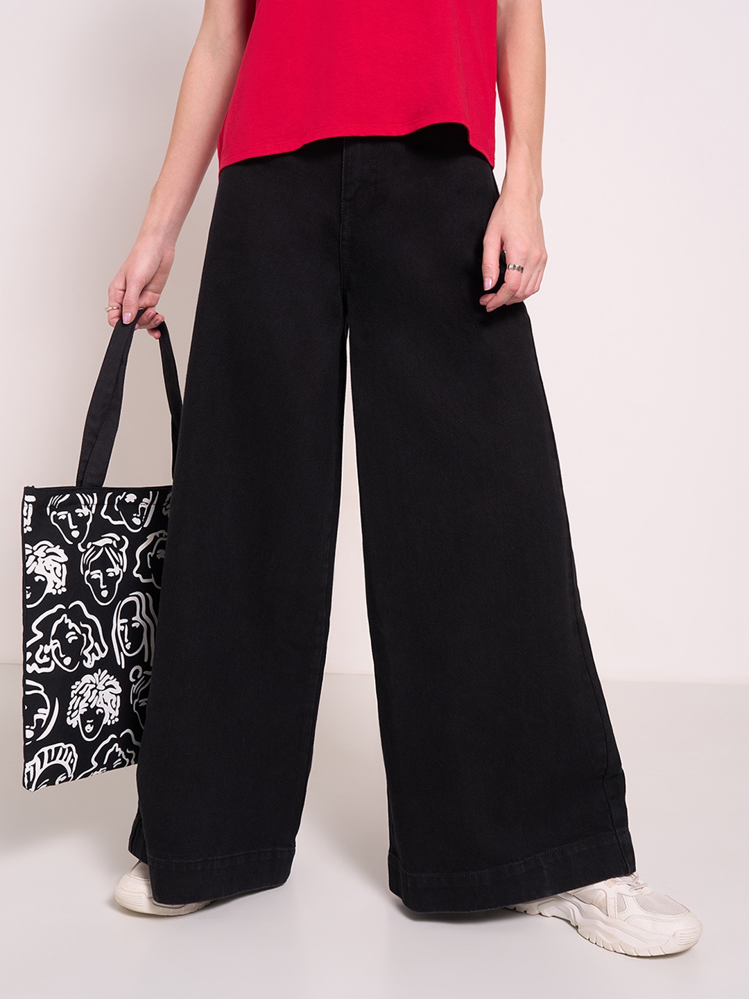 

People Women Mildly Distressed Jeans, Black