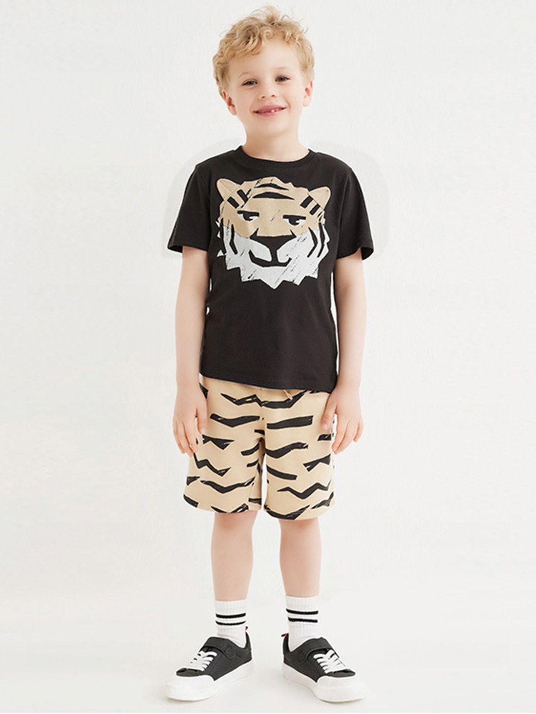 

YK Boys Printed T-Shirt With Shorts Clothing Set, Black