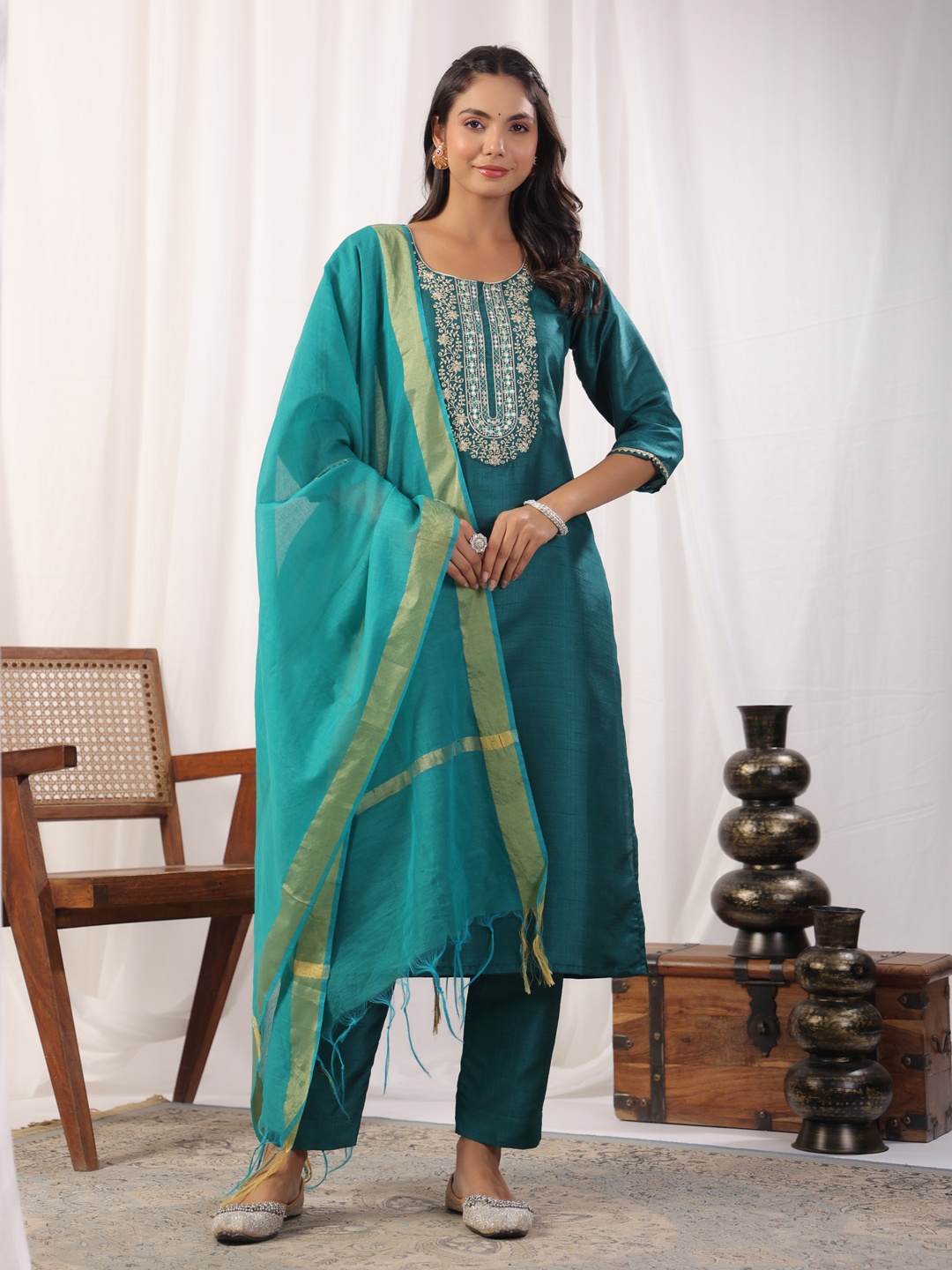 

AURIELLA Women Floral Embroidered Regular Thread Work Kurta with Trousers & With Dupatta, Teal