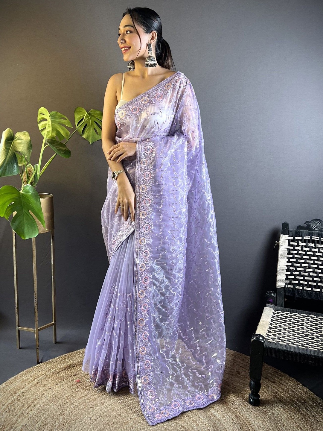 

DIVASTRI Embellished Embroidered Net Saree, Lavender