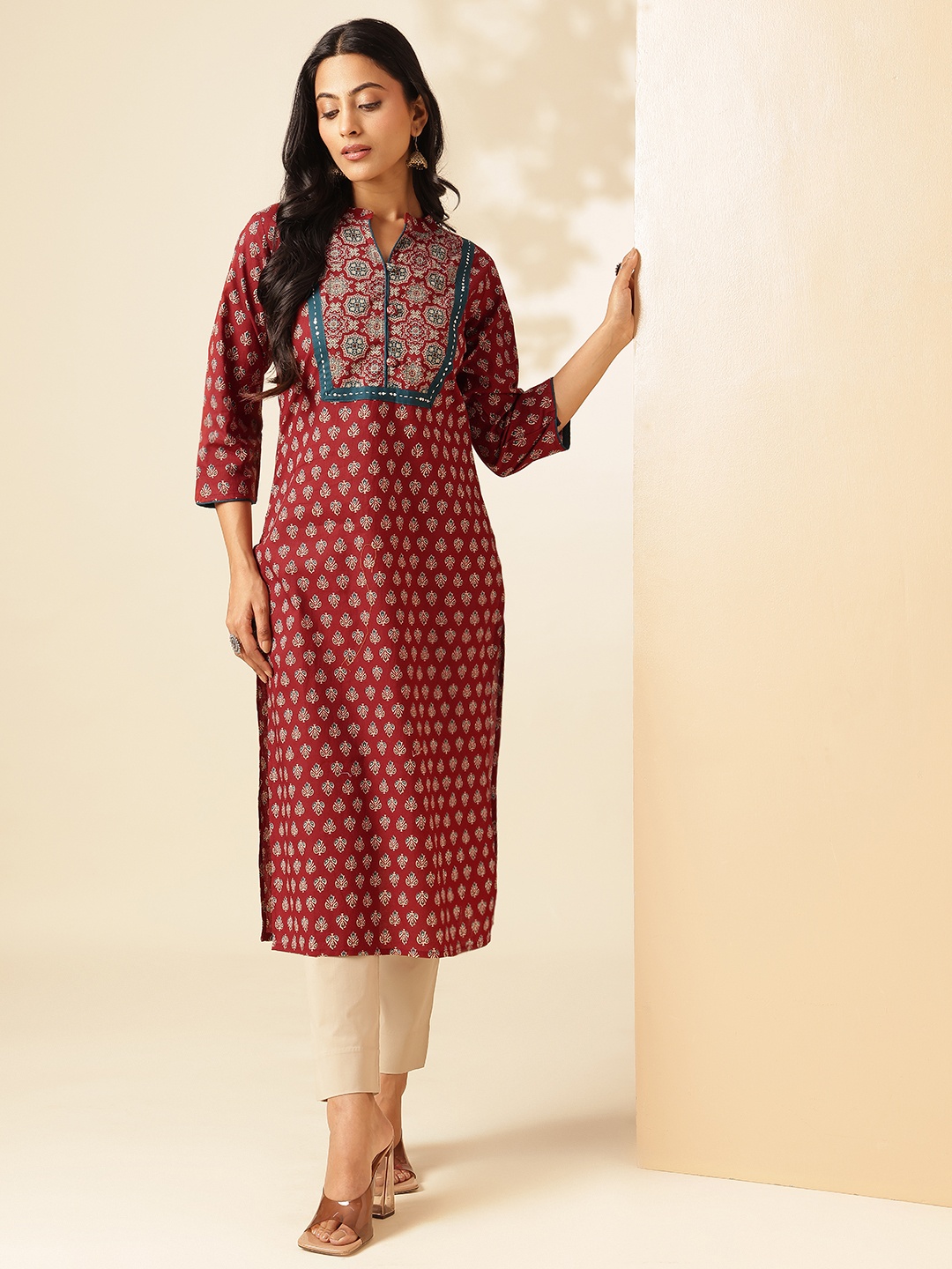 

Vbuyz Women Floral Printed Thread Work Floral Kurta, Maroon