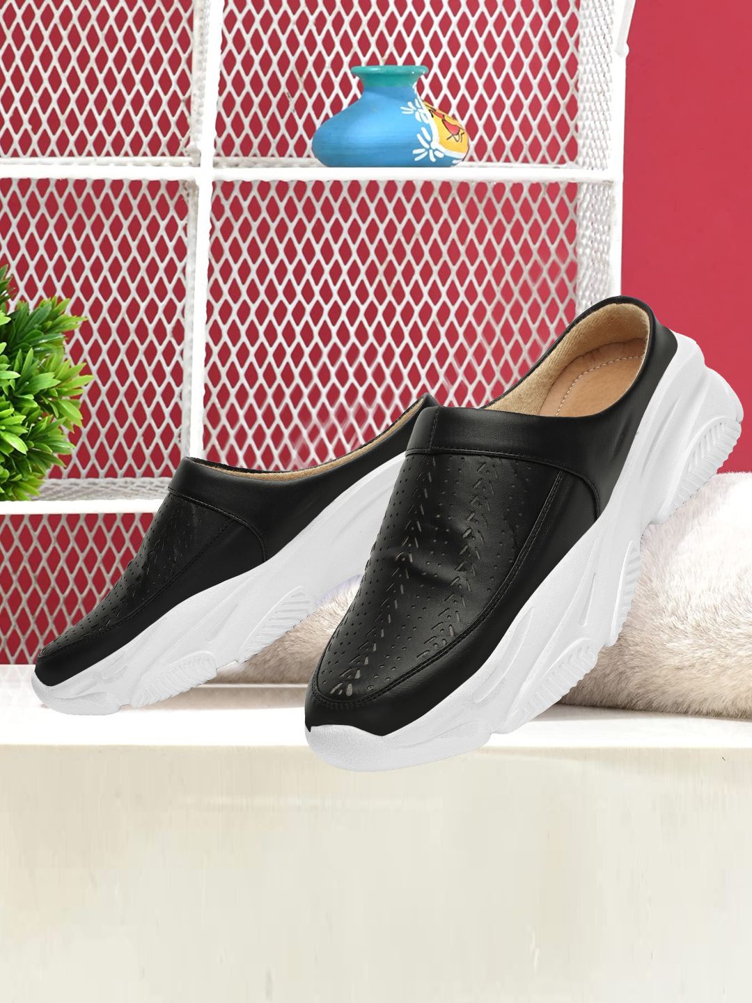 

X XIOTA Women Slip-On Sneakers, Black