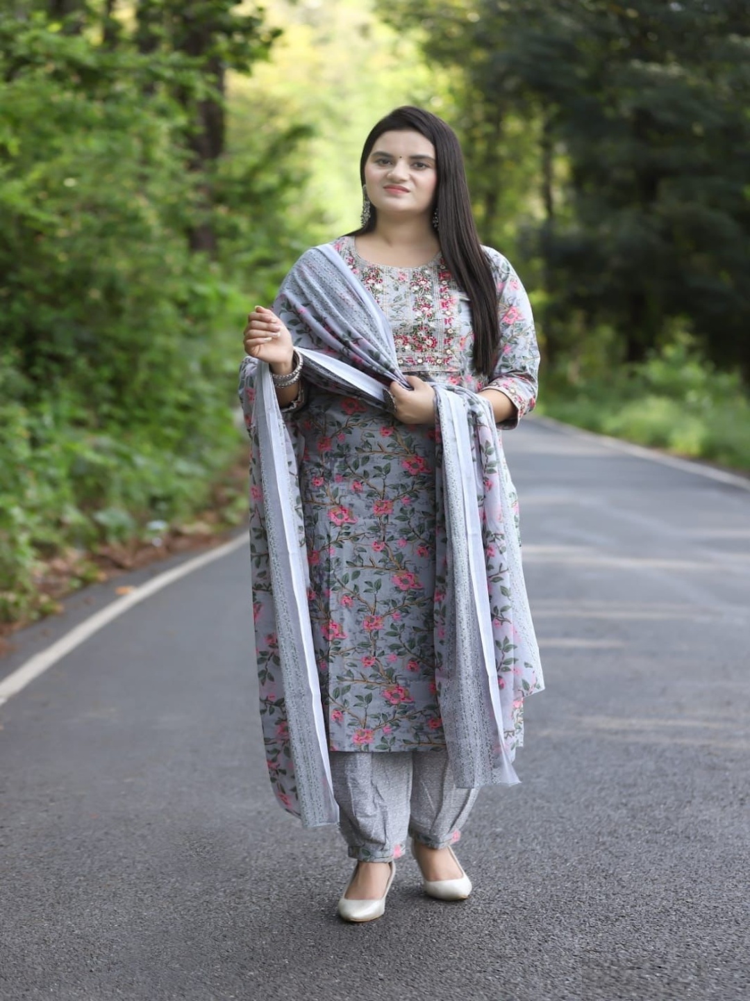 

Piludi Women Floral Printed Regular Kurta with Salwar & With Dupatta, Grey
