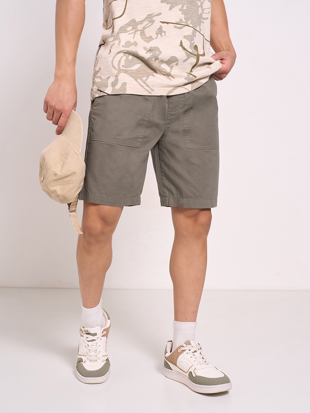 

7 Alt by Pantaloons Men Floral Shorts, Green