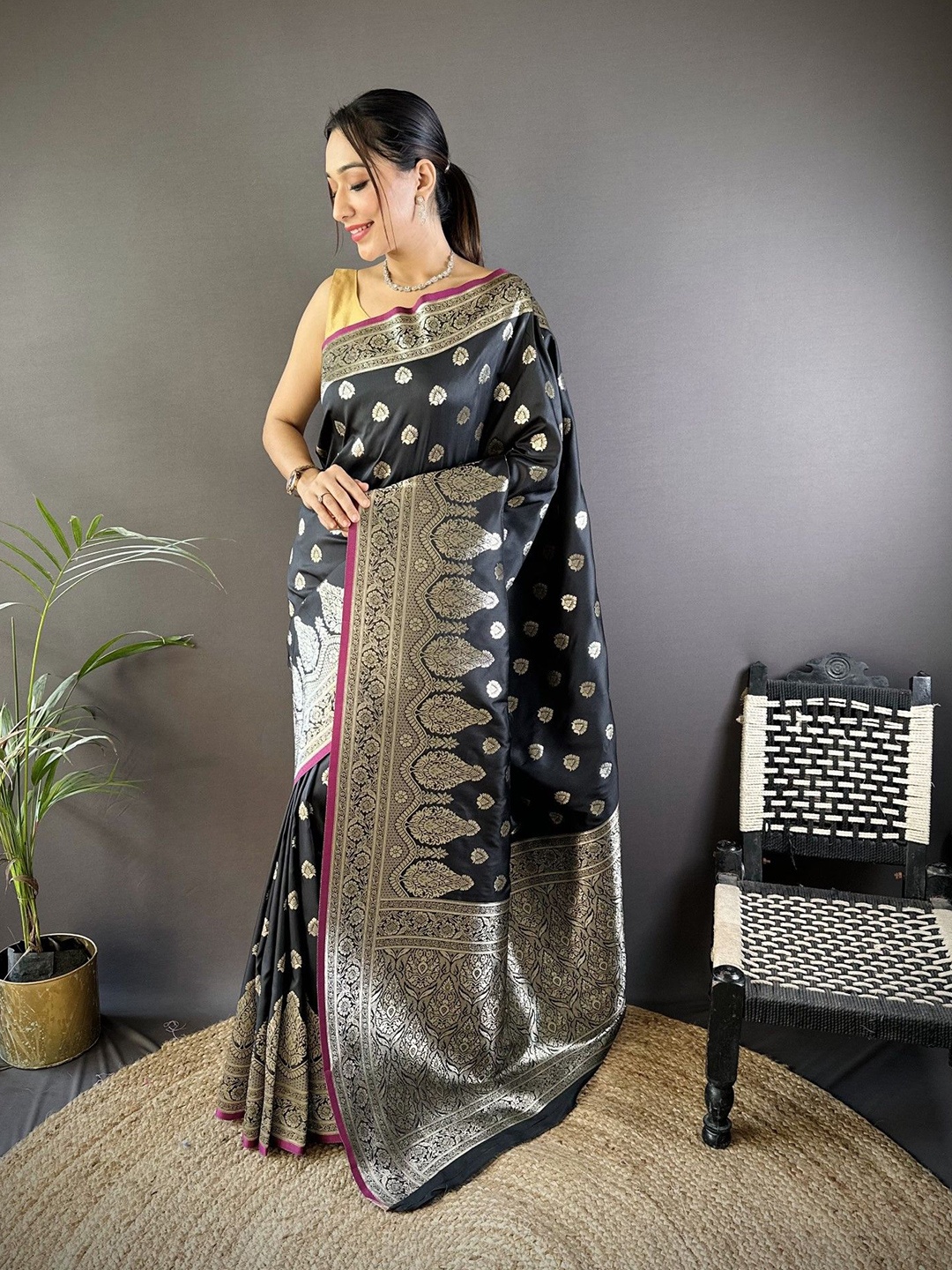 

DIVASTRI Woven Design Zari Silk Blend Banarasi Saree, Black