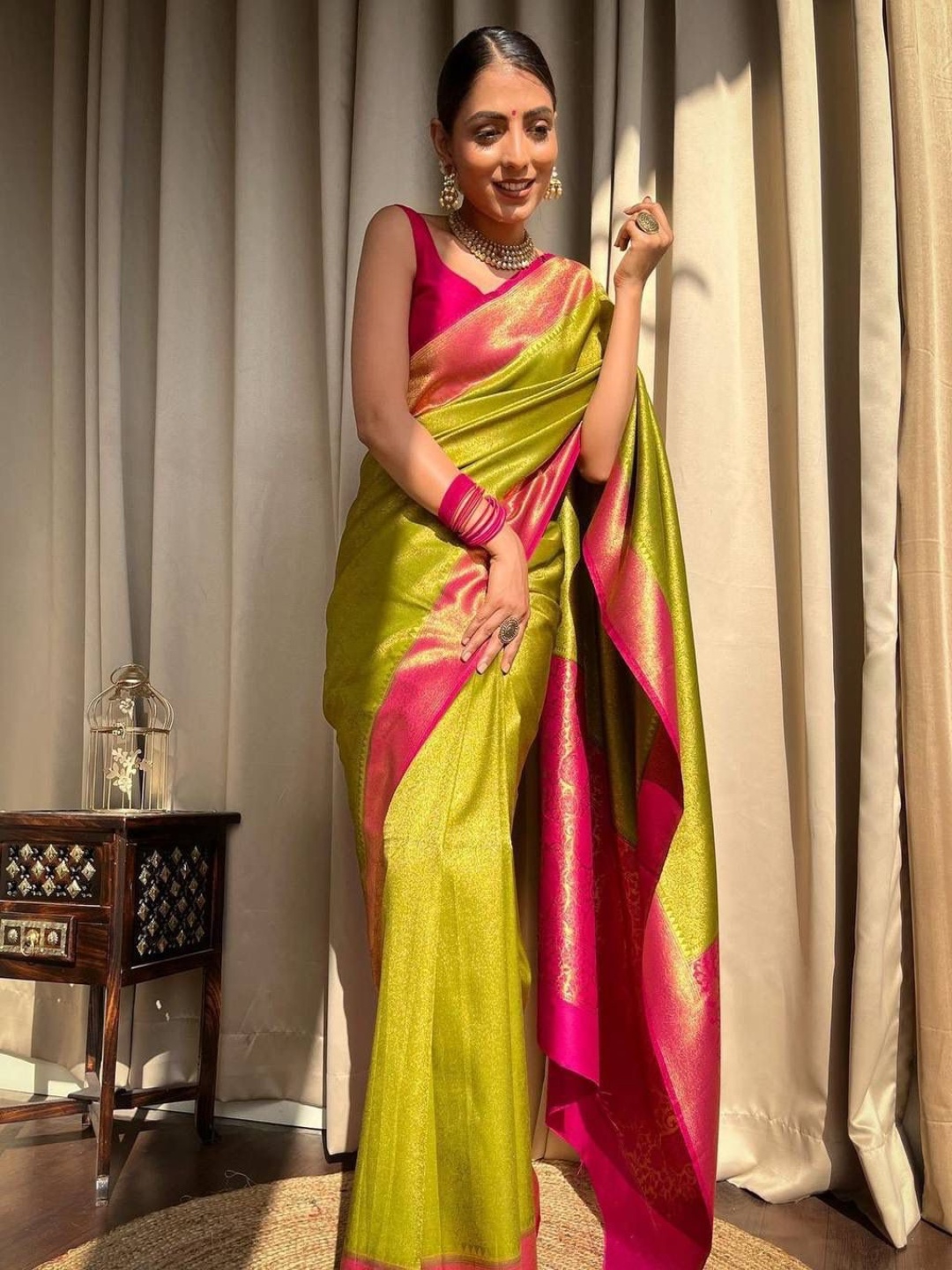 

bigben textile Woven Design Zari Silk Blend Banarasi Saree, Green
