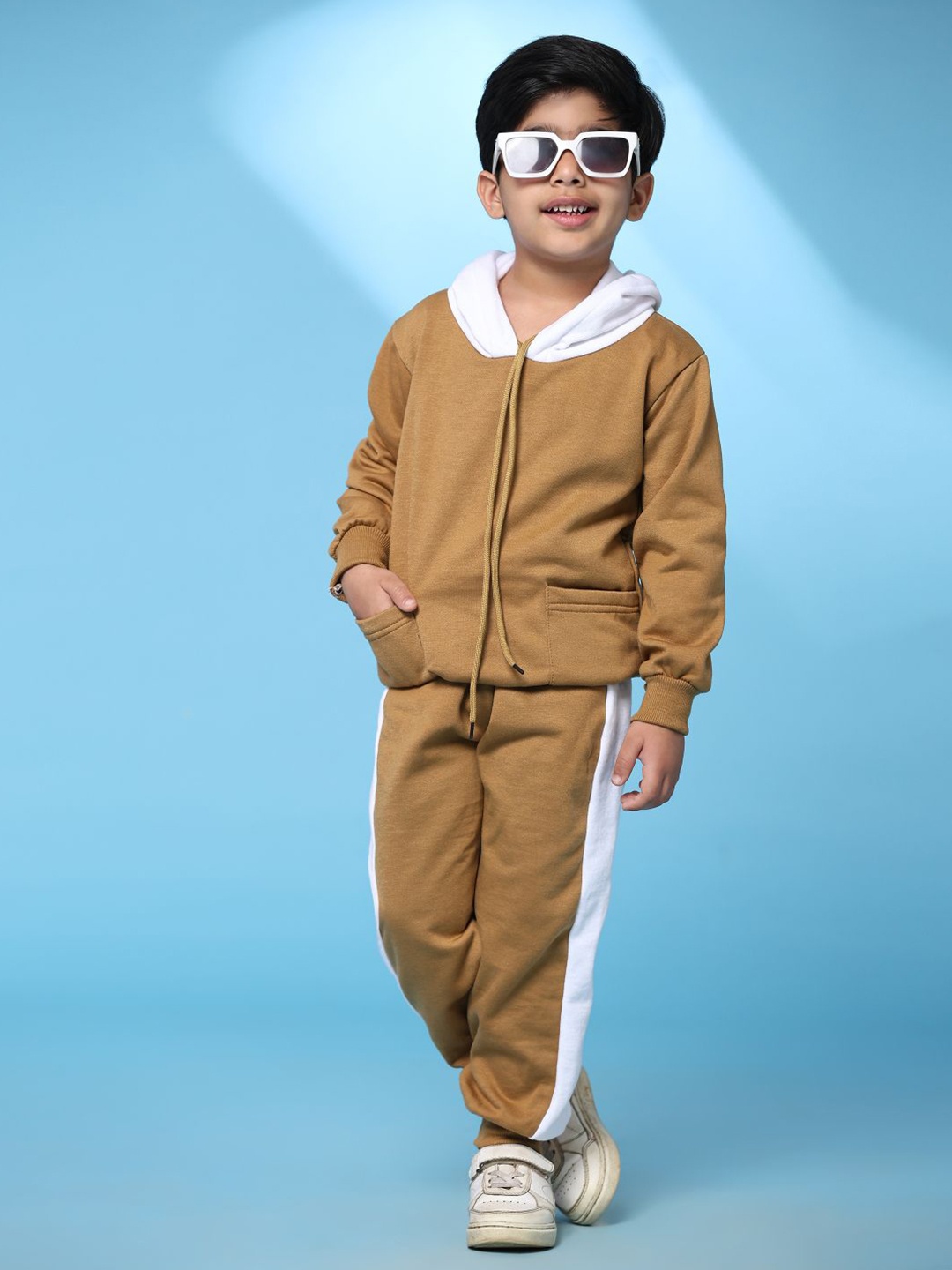 

MAYNEISHA Kids Colourblocked Hooded Sweatshirt With Joggers, Brown