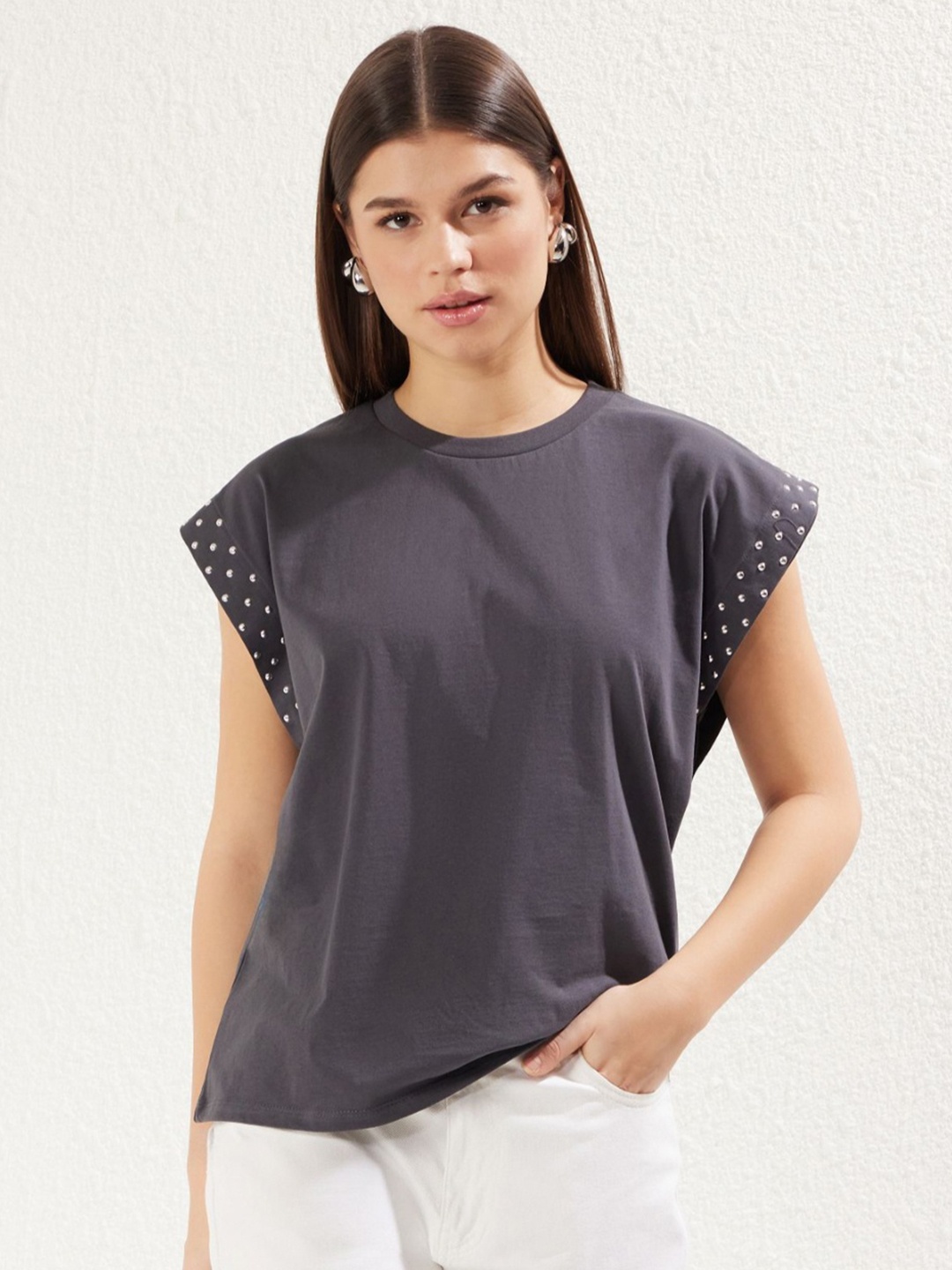 

Trendyol Women Extended Sleeves Pockets T-shirt, Na