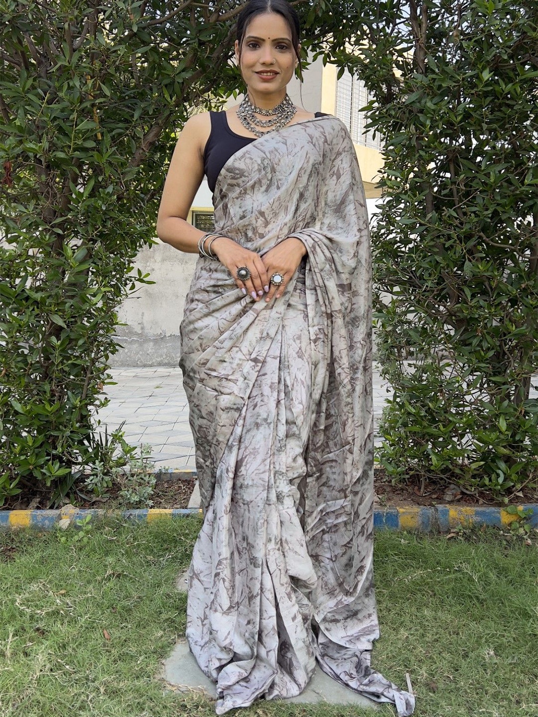 

Rangtulika Ethnics Art Silk Ready to Wear Saree, Grey