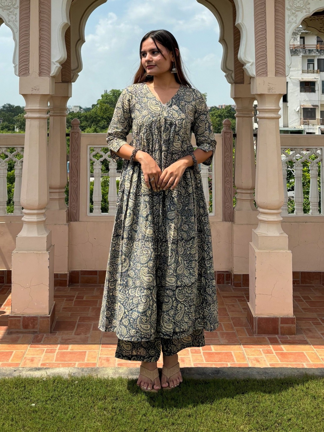

GOODHAND Women Floral Printed Regular Pure Cotton Kurta with Trousers, Grey