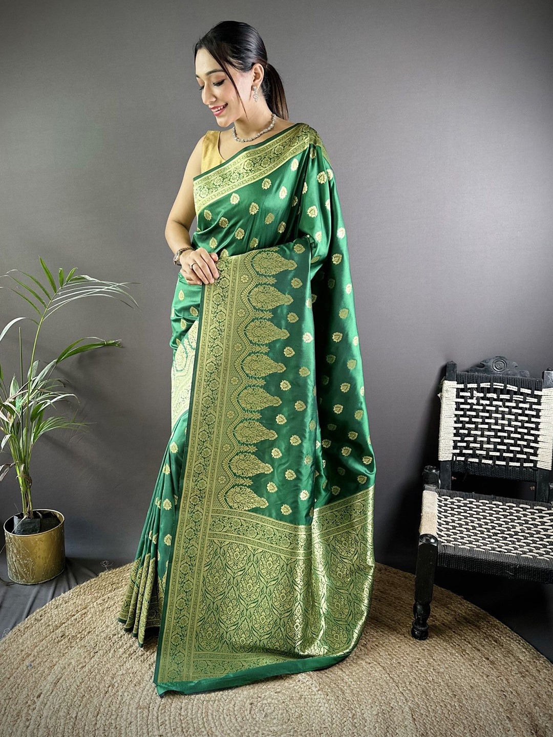 

DIVASTRI Embellished Zari Silk Blend Designer Banarasi Saree, Green