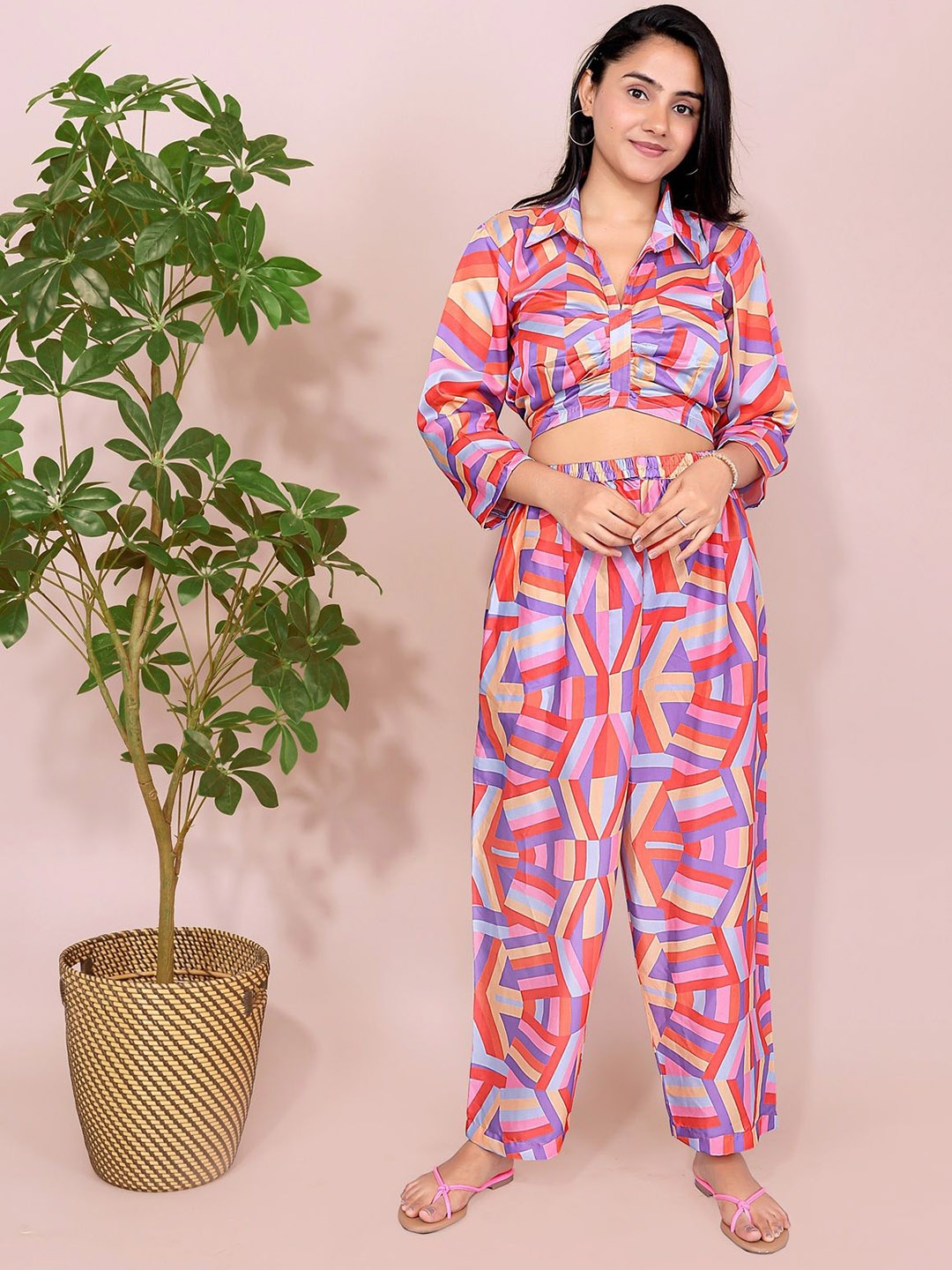 

Kaajal by Vidhi Geometric Printed Shirt Collar Crop Top With Trousers, Pink